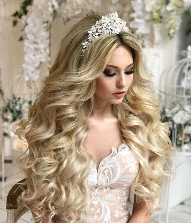 Свадебная прическа на длинные волосы с короной