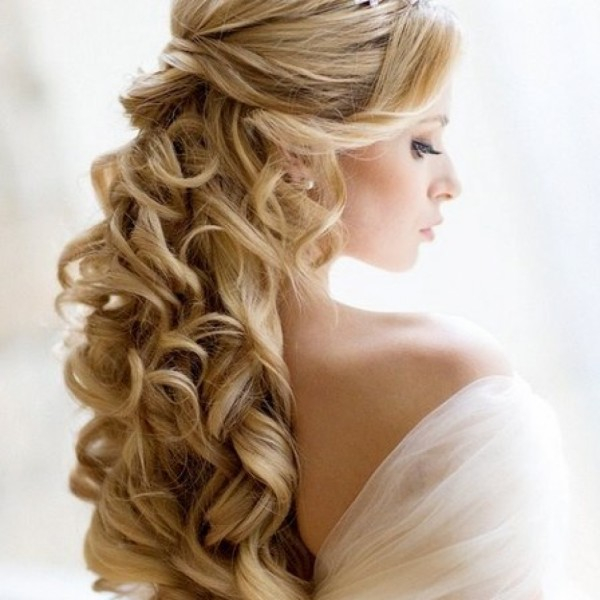 Модные варианты свадебных причесок для длинных волос